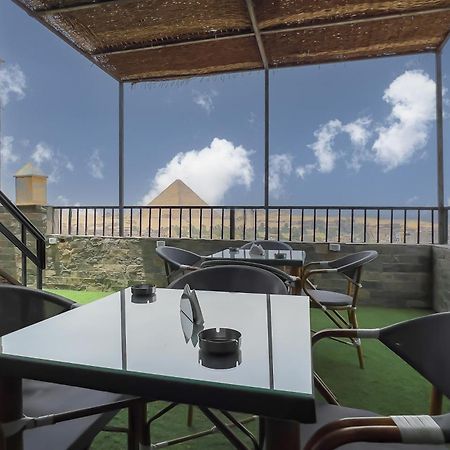 Pyramids Tower View Inn Nazlet el Simman Bagian luar foto