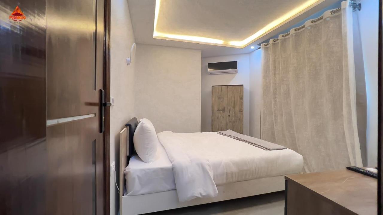 Pyramids Tower View Inn Nazlet el Simman Bagian luar foto