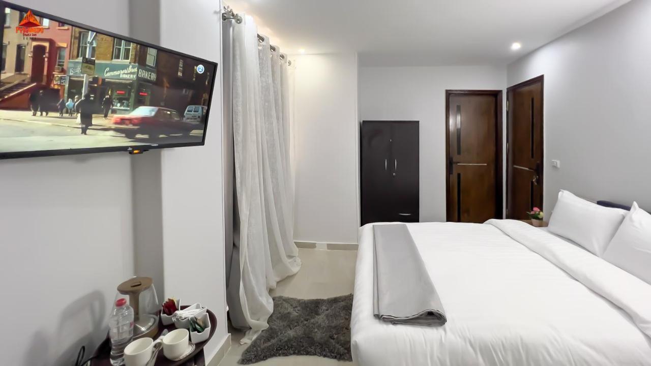 Pyramids Tower View Inn Nazlet el Simman Bagian luar foto