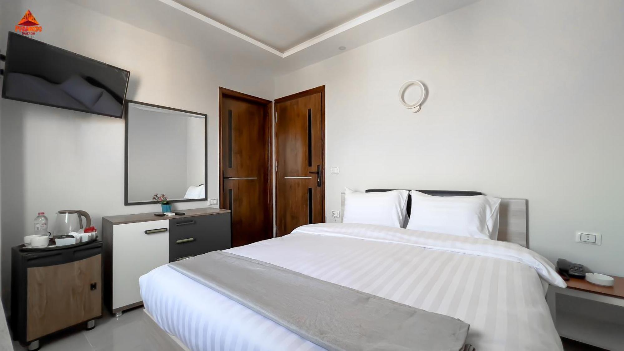 Pyramids Tower View Inn Nazlet el Simman Bagian luar foto