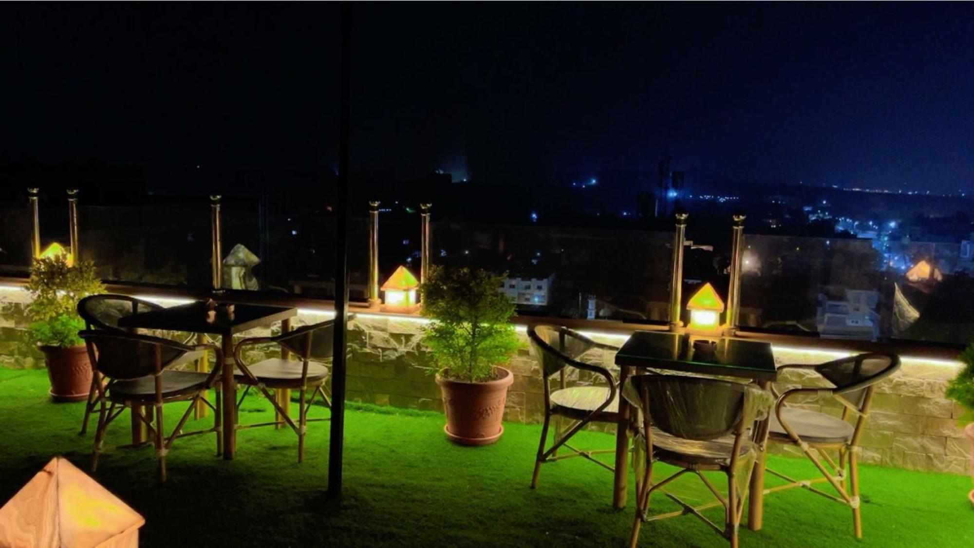 Pyramids Tower View Inn Nazlet el Simman Bagian luar foto